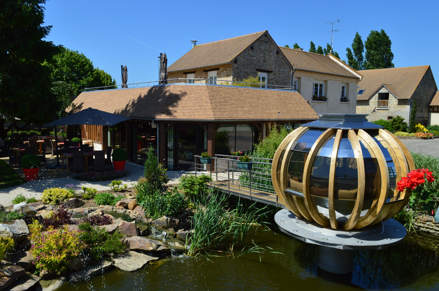 Extérieur de la bulle Restaurant le Millésime gactronomique Menilles Giverny Domaine de la Haie des Granges repas  déjeuner et diner  nsolites